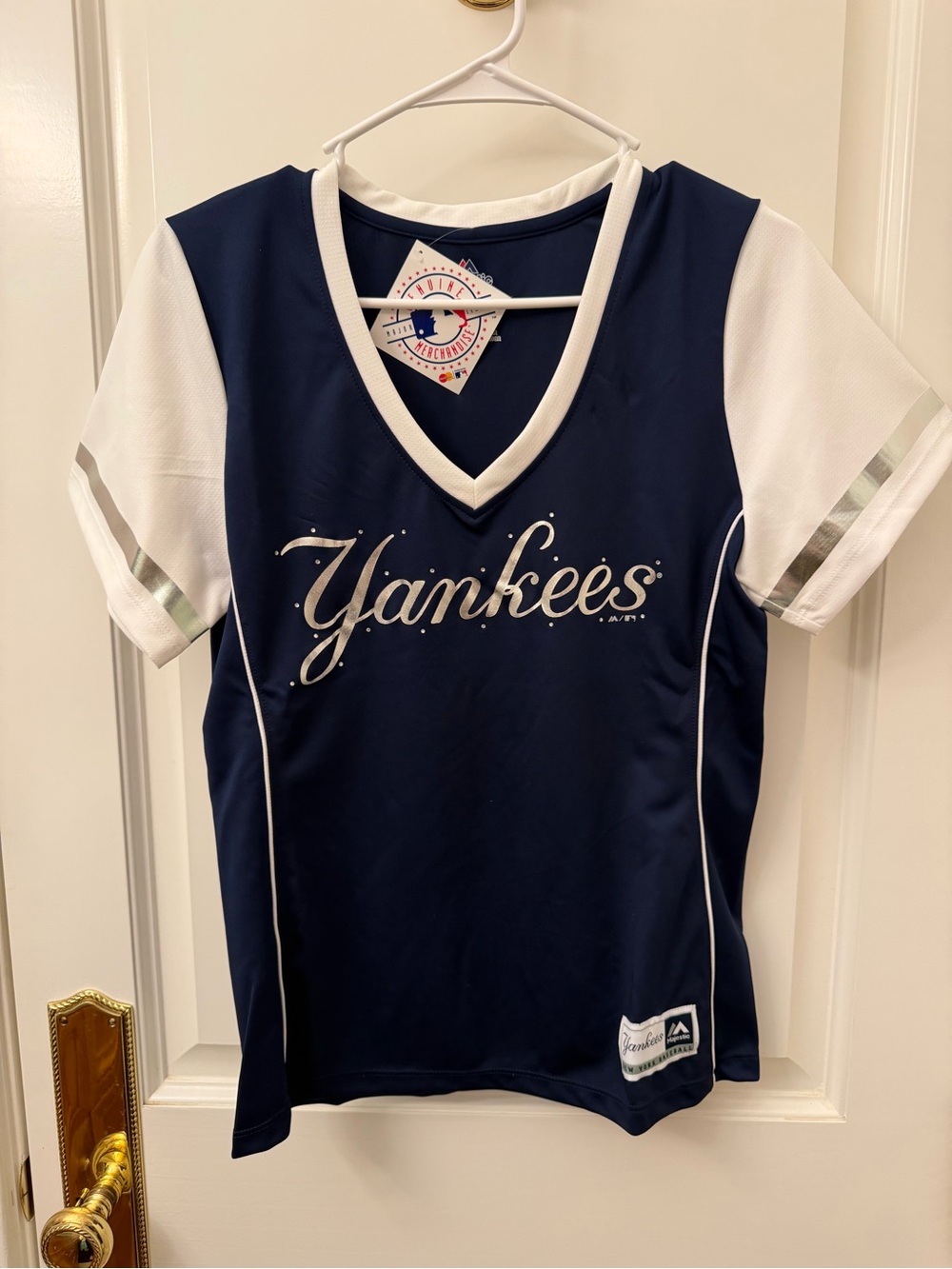 Majestic New York Yankees Women’s M Navy & White V-Neck Tee NWT